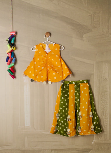 YELLOW AND GREEN DUAL SHADED BANDHANI KALI SET